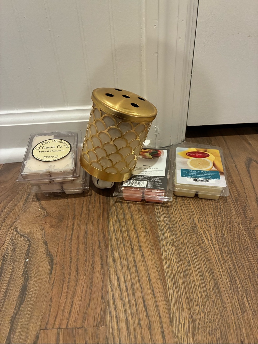 Gold Ceramic Scallop Wax Warmer Plug-In - Decorative Home Accent